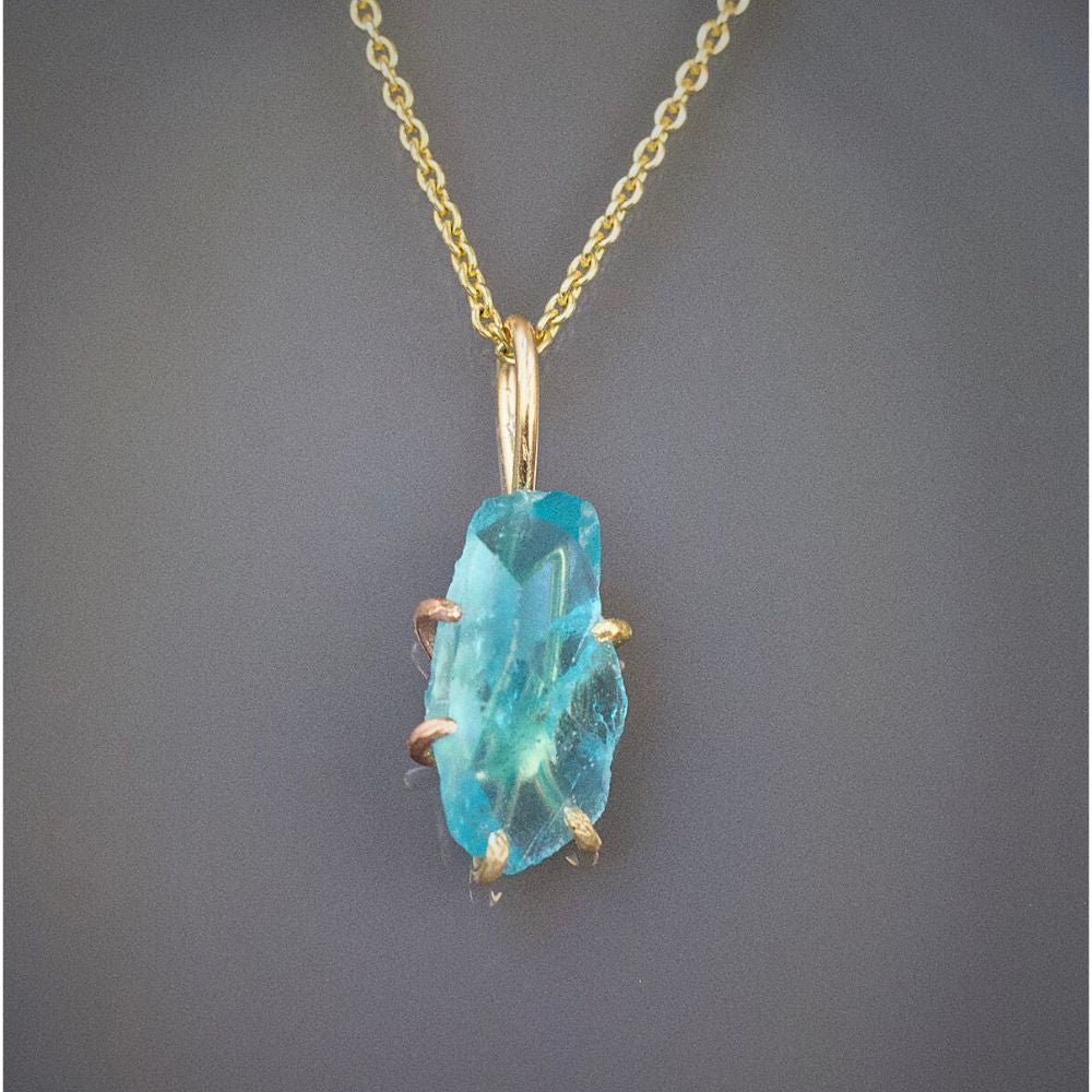 Aapatite Small Stone Pendant with a Yellow Gold Cable Chain
