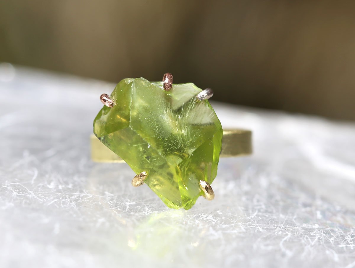 Peridot large ring with gold band
